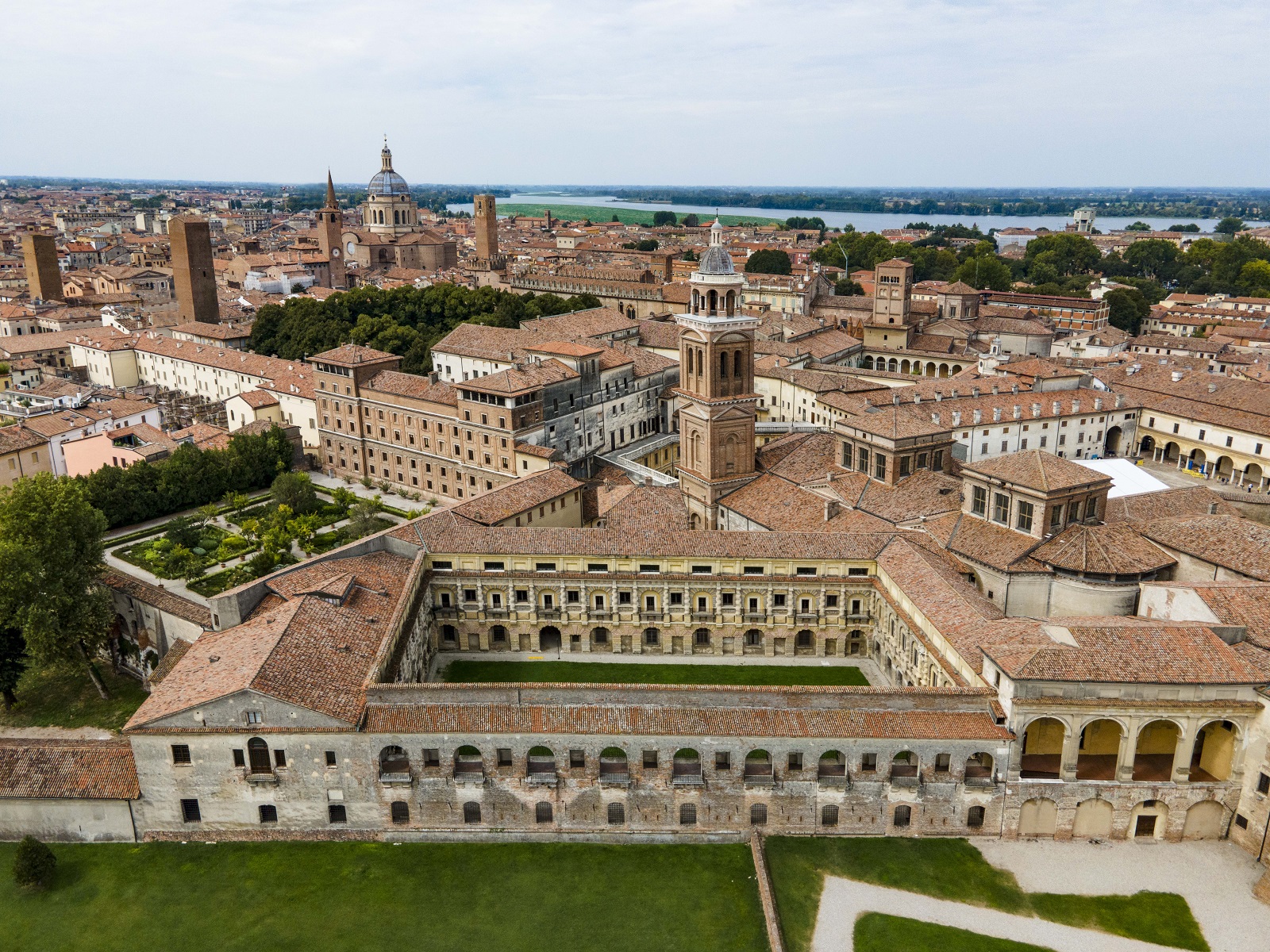 Palazzo ducale, castello di s. giorgio, museo archeologico nazionale, basilica di s. barbara